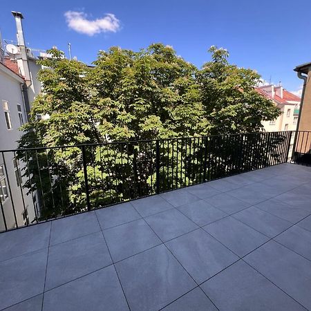 Large Garden-View Balcony Comfort Retreat 1020-וינה מראה חיצוני תמונה